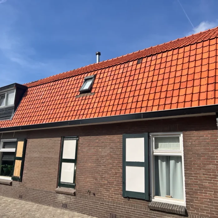 Schoon dak na softwash dakreiniging in Rotterdam