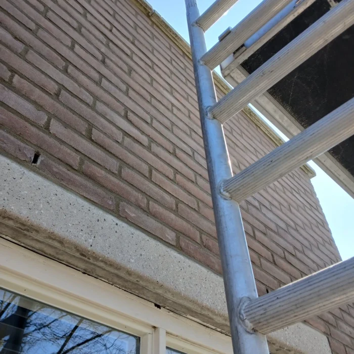 Gevel met vervuiling en verouderd voegwerk vóór gevelrenovatie in Westland